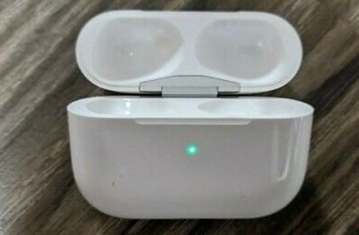 Using the AirPod’s Charging Case
